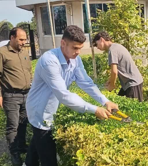 نقش‌آفرینی دانش‌آموزان هنرستان سلمانشهر در عملیات بهسازی فضای سبز واحد آموزش سلمانشهر
