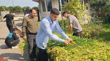 نقش‌آفرینی دانش‌آموزان هنرستان سلمانشهر در عملیات بهسازی فضای سبز واحد آموزش سلمانشهر
